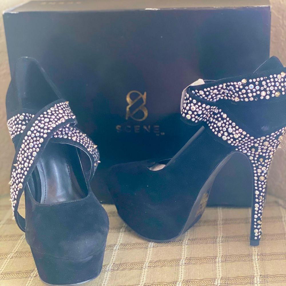 Scene Black velvet with rhinestones on heel